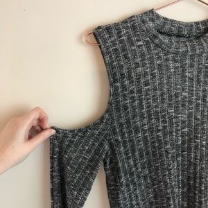 💝EUC Long sleeve cable knit cold shoulder sweater